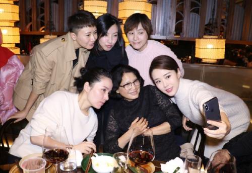 他曾是“职场男神”，娶“北电才女”李佳，今一家四口其乐融融