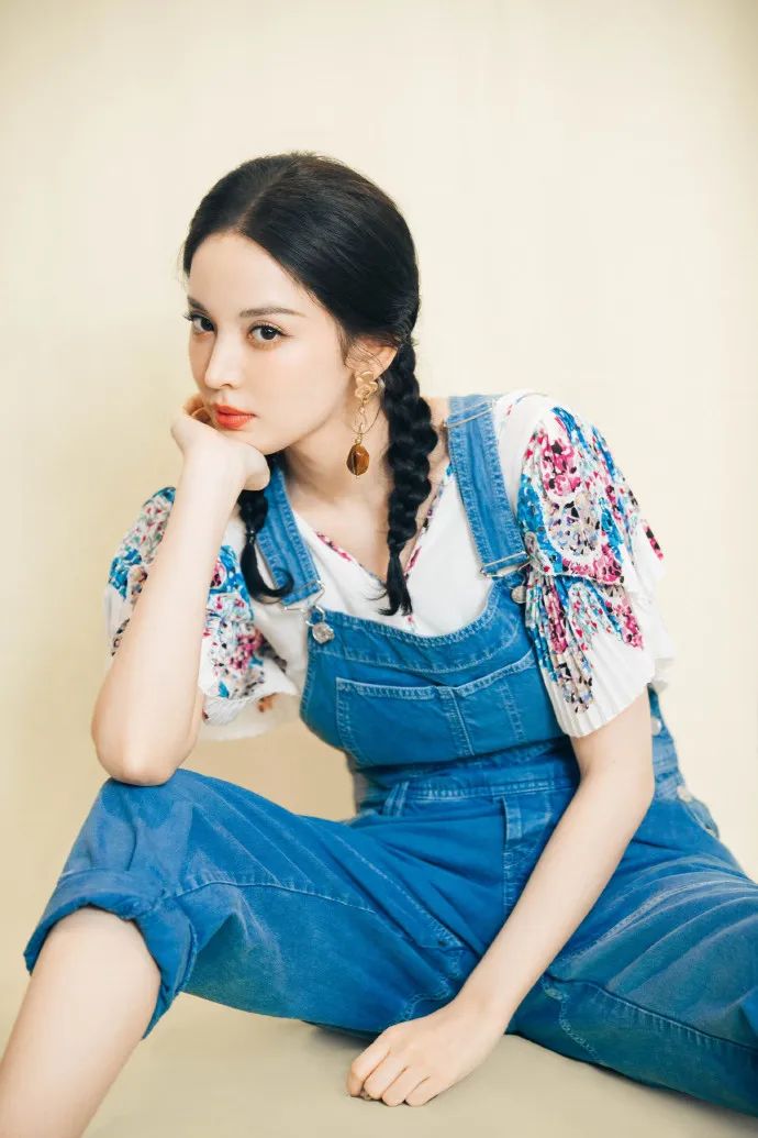 穿背带裤感觉松松垮垮的,穿背带裤显人厚该怎么弄