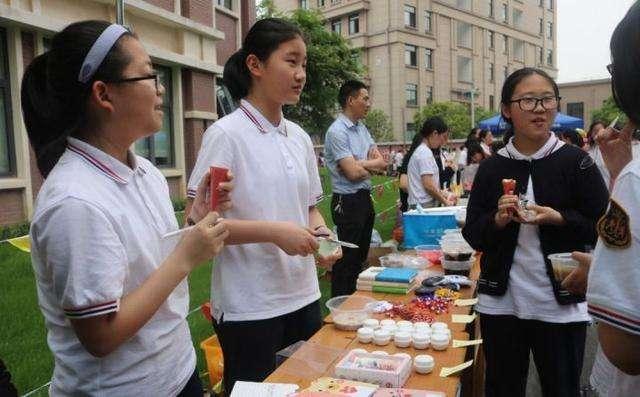 山东初中生摆地摊8天收入2万，商业头脑让人佩服，老爸：自愧不如