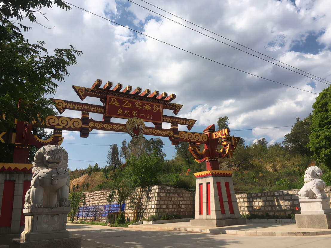探访石林彝族第一村五棵树村,石林彝族第一村攻略