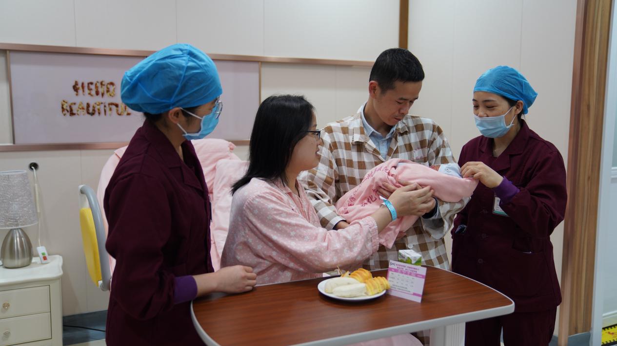 分娩时家属陪同,家庭化产房分娩方式