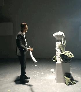 赵丽颖王一博录节目蓝色吊带上衣,赵丽颖王一博快本对视说话