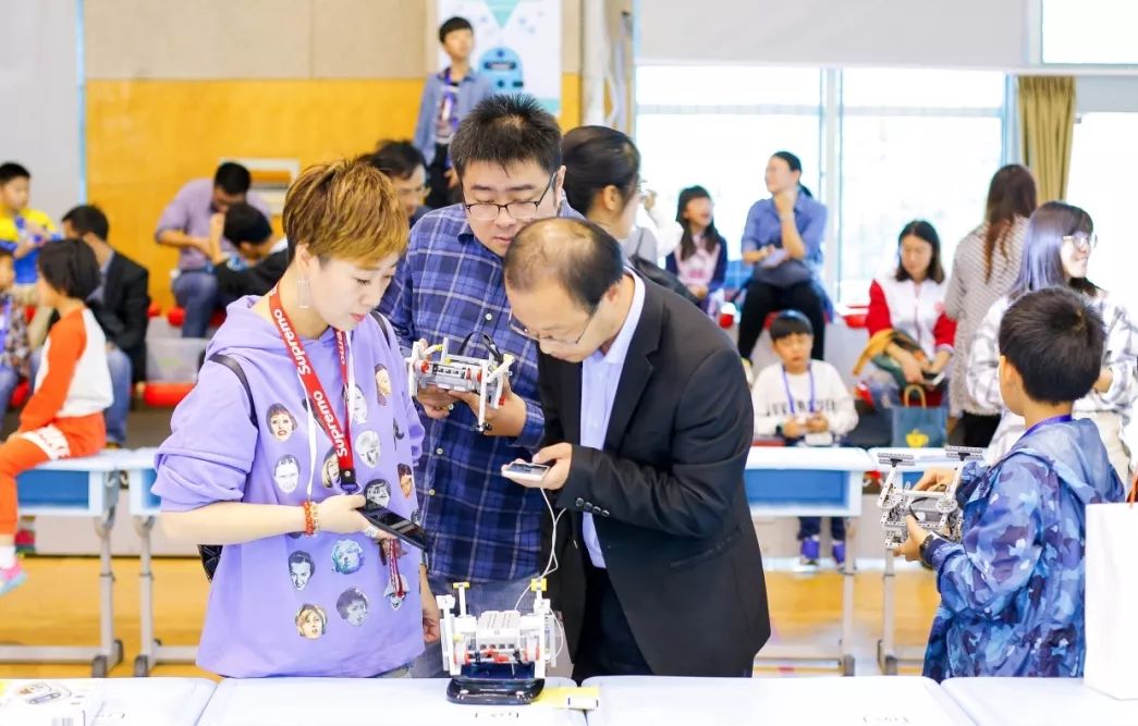 机器人团队激烈角逐,工业机器人团队比赛