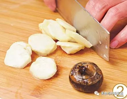 荸荠雪梨鸭汤，荸荠与雪梨甜脆多汁，搭配鸭肉煮汤，汤汁甜润可口，还可润肺止咳哦