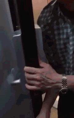 楼道内遇到陌生男子,业主回家遇到陌生男子