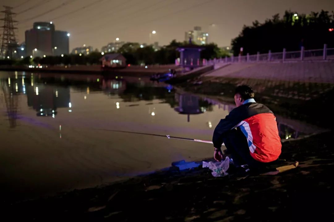 这些男人不回家,他们去钓鱼