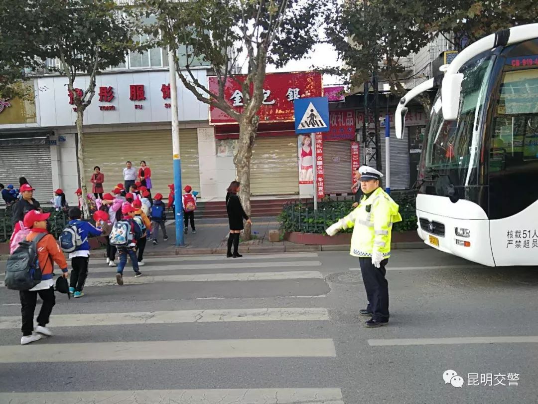 大手牵小手创文明,大手牵小手共创文明的内容