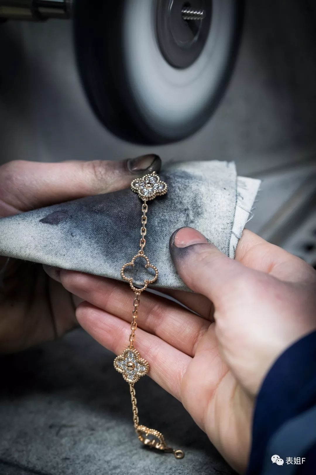 人人都在戴的银手镯,人人都在戴的耳机