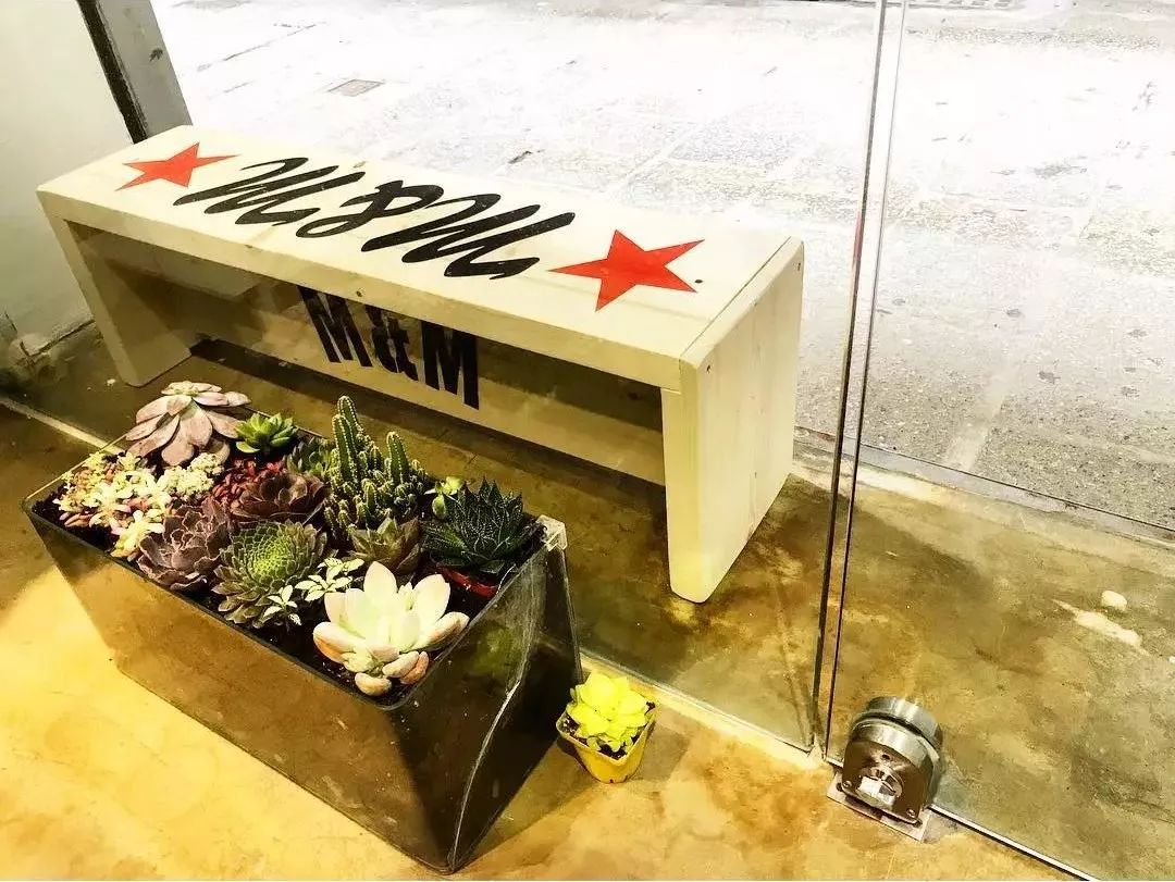 冠希搬出一张小木椅，向我们揭示了木工出征潮流界的版图