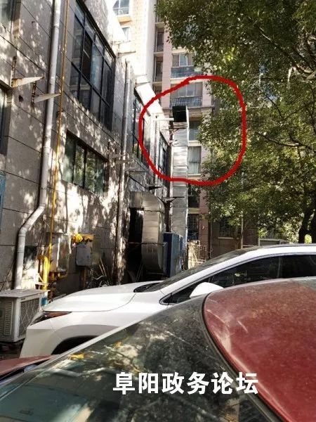 投诉！易景国际旁一商户烟筒，正对居民卧室排油烟