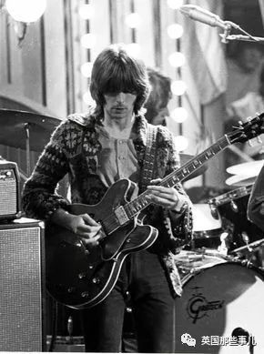 20岁跟披头士吉他手一见钟情，婚后又被摇滚大神狂追：她，摇滚界传奇缪斯