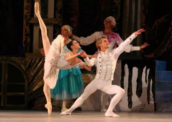 家门口看演出的快乐,家门口看大戏群众乐开怀