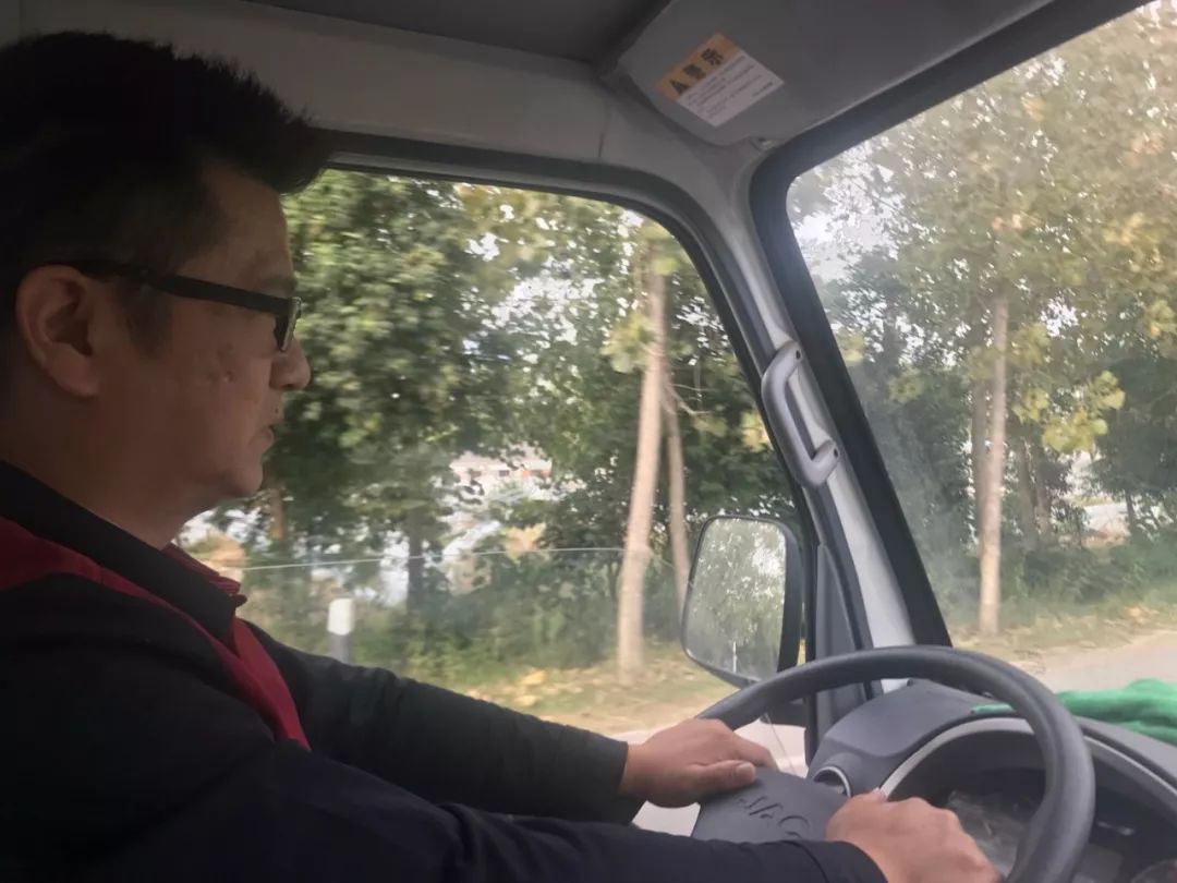 小店老板换了三台车，还买了套新房，农村网购带火这门新生意