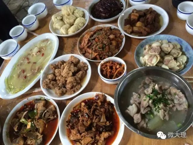 大理八大碗鱼做法,大理剑川八大碗店