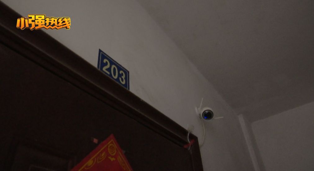 一家三口在外租房也不想回去,独居大半夜听到敲门声令人窒息