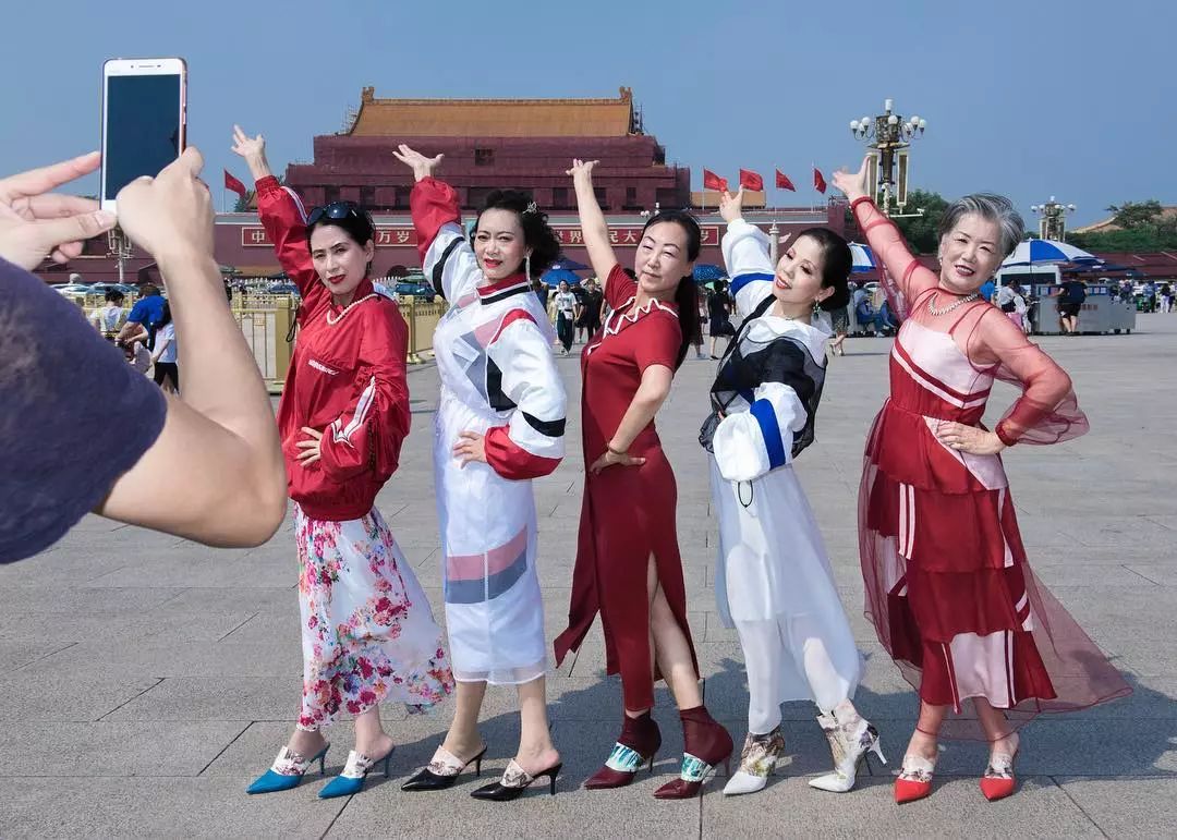 中国大妈才是地球上最敢穿的街头王者！当红时尚单品都是你妈玩剩下的