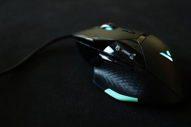 雷柏VT900电竞鼠标,雷柏vt900和罗技g502哪个好