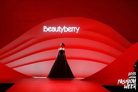 戳进来｜除了黄鹤楼和鸭脖子，这座城市竟然还有时装周这个大IP？