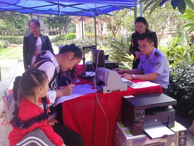 「便民利民」“双休日”港北分局“车安网”走进小区服务群众