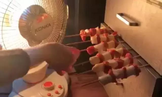 给跪了！在办公室用公司饮水机煮火锅，奇葩网红还用各种工具烹饪食物……这种脑洞大开要不得！