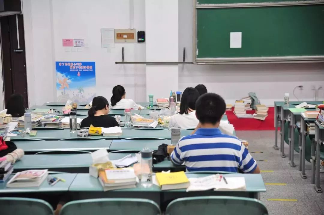 现在大学生不好当啊！学分重修要多收费，还要给家长邮寄成绩单~