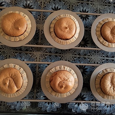 熊猫杯子蛋糕的做法,萌物杯子蛋糕的做法