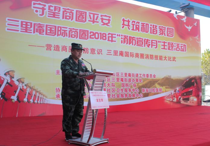 燃！国购广场前上演了一场特殊“比赛”，引大批路人围观！