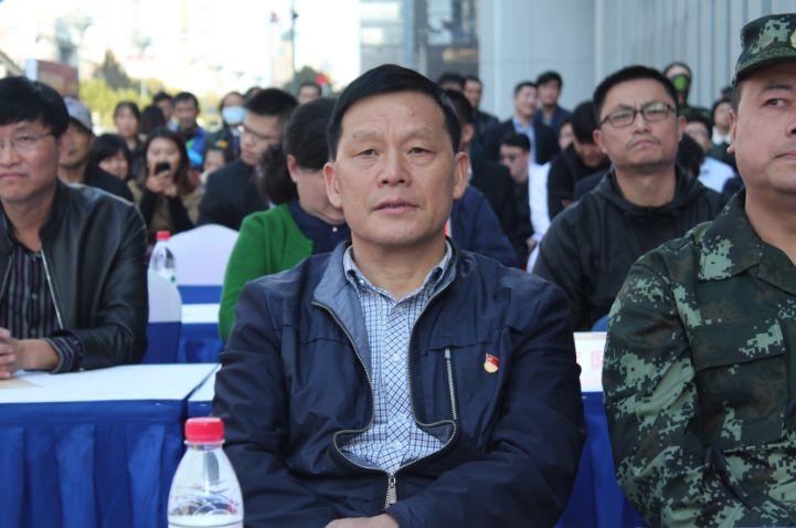 燃！国购广场前上演了一场特殊“比赛”，引大批路人围观！