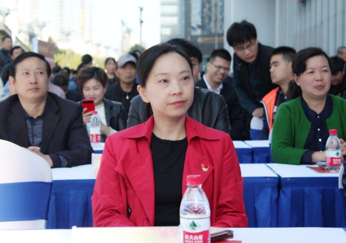 燃！国购广场前上演了一场特殊“比赛”，引大批路人围观！