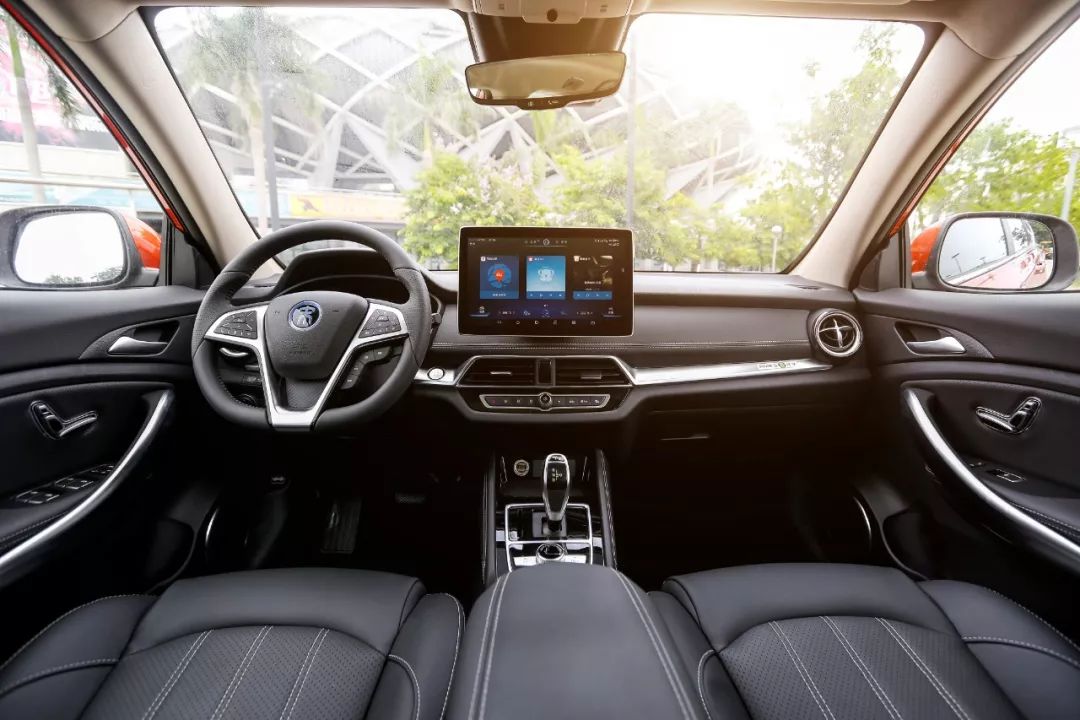 汽车车内玻璃有雾怎么解决,下雨天汽车内玻璃有雾怎么办