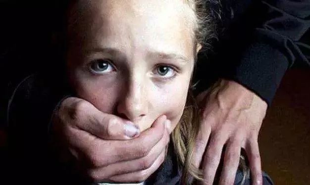 “我是你父亲,可以亲你、摸你全身,这不是猥亵!”今天这条通告激怒广大网友……