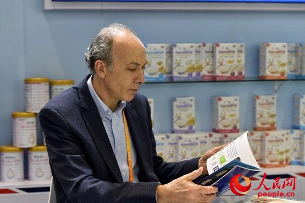 一位英国展商的进博会六天:拎着两罐奶粉签约