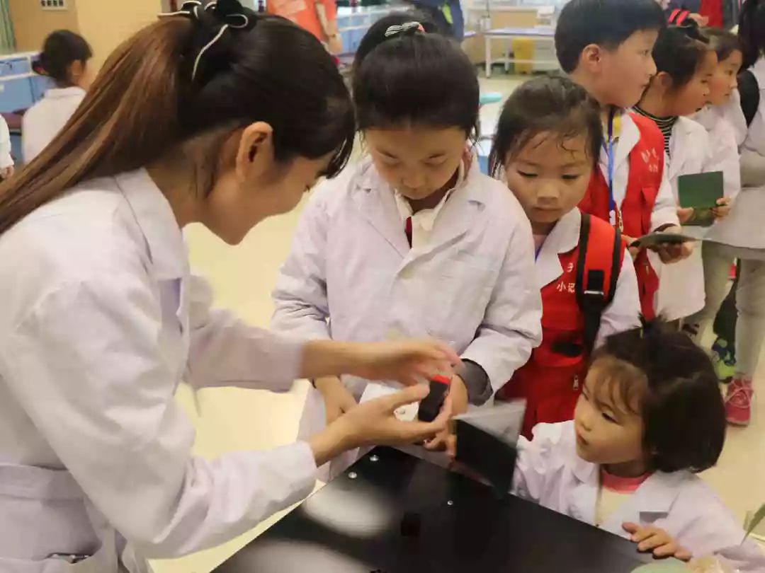 记者走进医院康复科了解康复医学,儿童康复治疗师课程