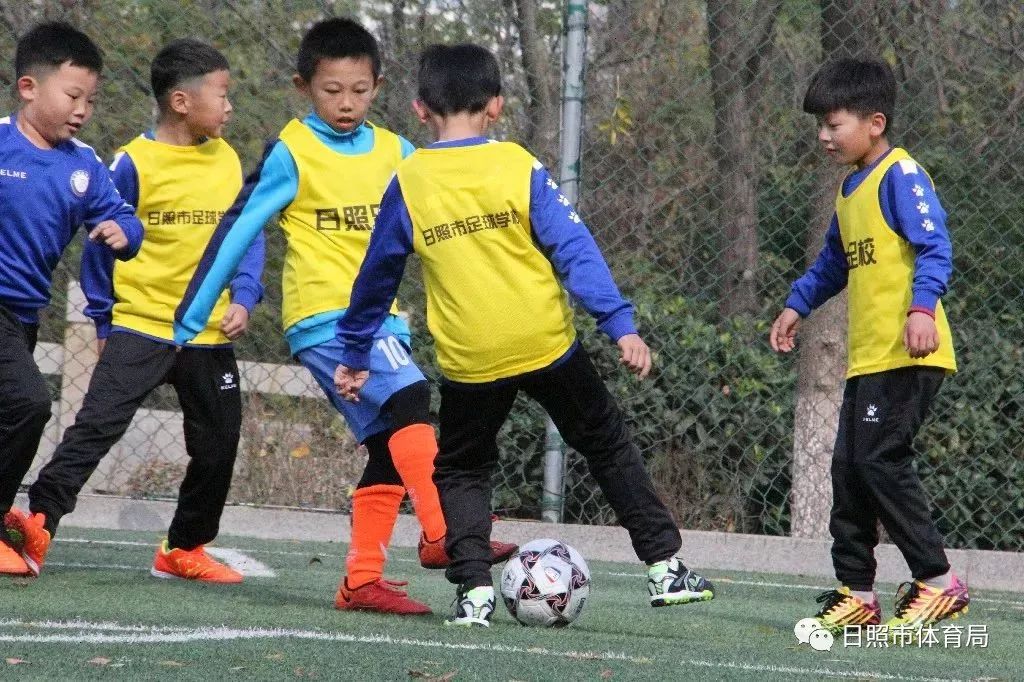 「快来围观这群超级棒的孩子」厚积薄发新力量，日照市足球学校开课啦~