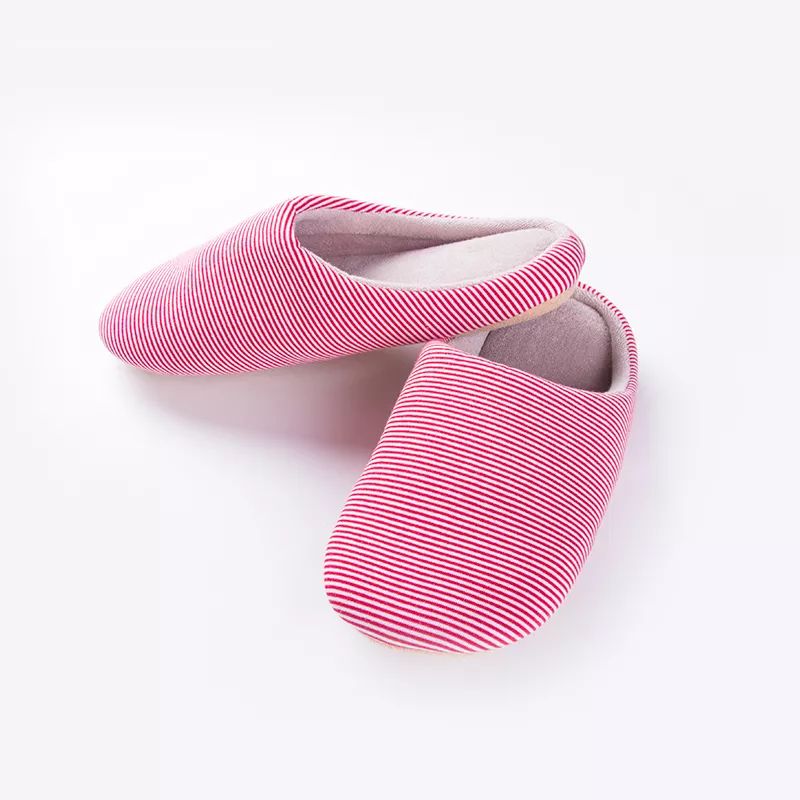 这是一双乳胶棉拖，跳跃在云端之巅的曼妙，穿上3秒就暖脚！