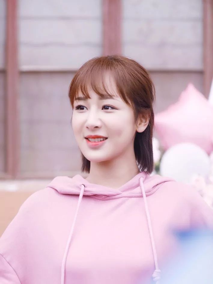 今冬流行发色短发黑茶色,今冬17-18岁流行发色