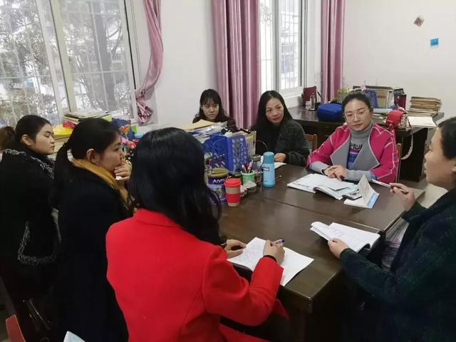 信阳市第一实验小学开展国培心得交流活动