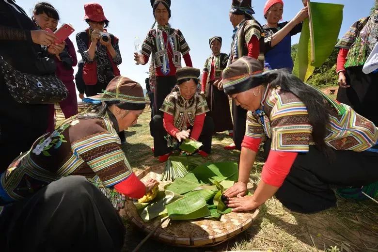 元江哈尼山寨旅游攻略,元江一年一度哈尼十月长街宴视频