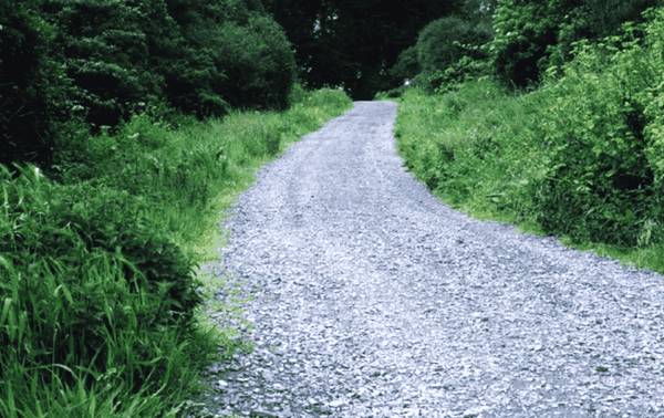 轮胎卡石子了怎么处理,轮胎卡石子到底要不要紧