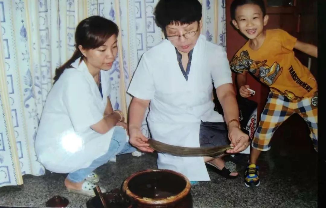 「家在鲤城」青草丹膏解病痛，世德传家医者心