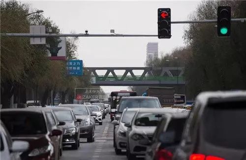 安全多了!长春北方市场和中日联谊医院门前建天桥了