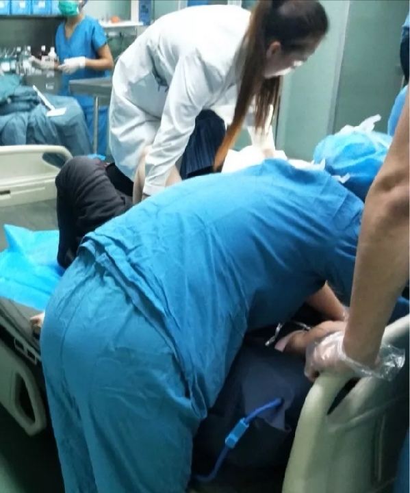 跪着托举胎儿14分钟这位爱心医生“跪姿”好暖心