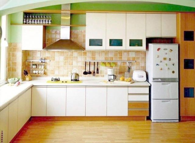 冰箱放厨房最好怎么放置,冰箱放在厨房和卫生间外的门中间