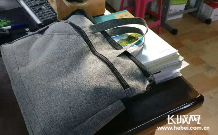 学博为师品高为范友谊中学教师捡拾巨款交还失主