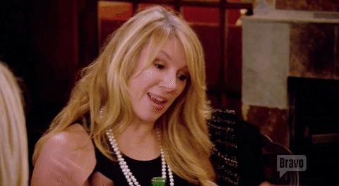 “你就别这么小气了，反正你有钱”