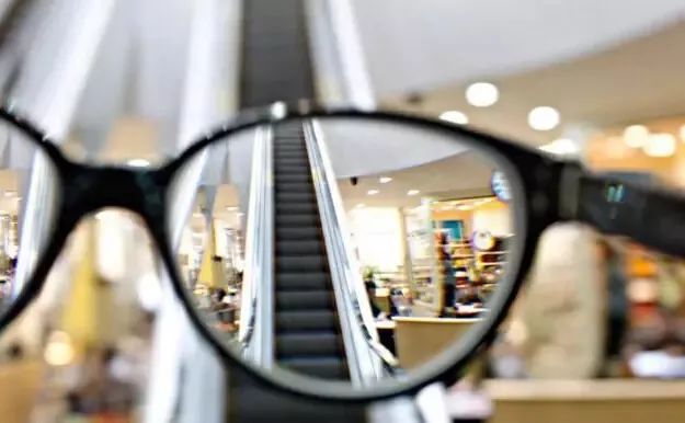 “眼镜儿”们的福利来啦！小编全程直播“全飞秒”激光近视手术！