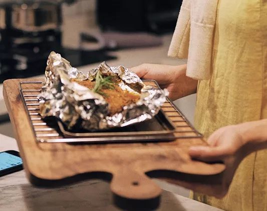 她不上班也不靠脸吃饭，住2层小楼，过上了别人做梦都要的日子！