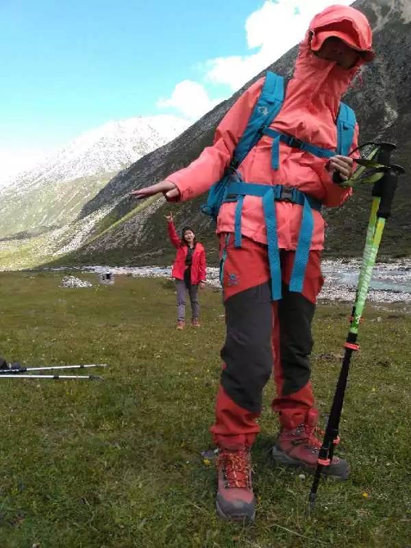 95后妹子赤脚徒步贡嘎山，惊人壮举感动所有人
