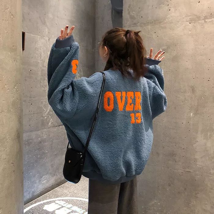 别再穿黑色了，这个颜色今年超流行，百搭时髦还显白显气质