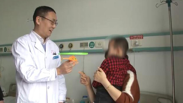 小孩摔倒后被铅笔扎伤,小孩跑步摔倒眼睛被戳出血